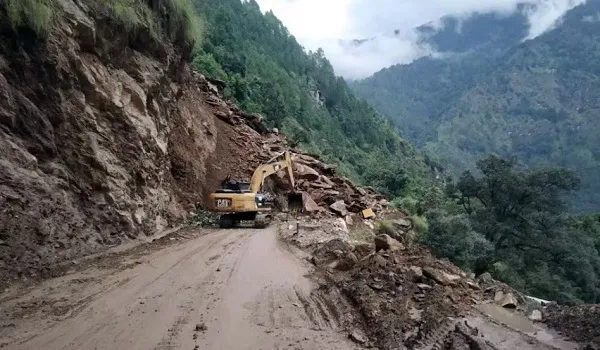 Monsoon Update: उत्तराखंड में भूस्खलन से 1000 लोग फंसे… यूपी में बारिश से 10 की मौत