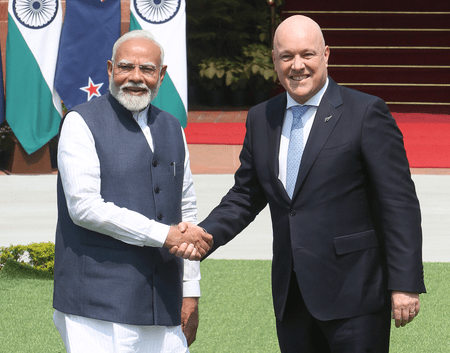 PM Modi New Zealand Visit: न्यूजीलैंड दौरे पर पीएम मोदी… स्काई टॉवर ने तिरंगे से किया स्वागत
