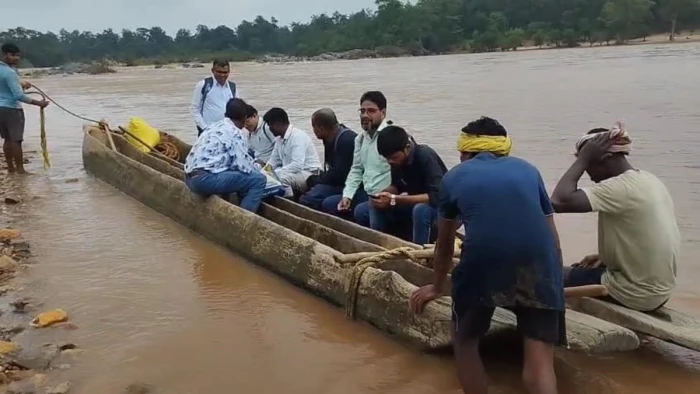 CG News: उफनती नदी पार कर बच्चों को पढ़ाने पहुंच रहे शिक्षक