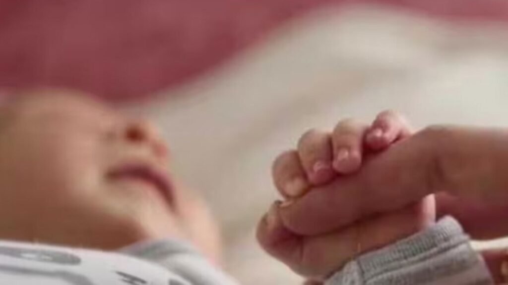 Baby Birth News: महिला ने एक साथ 4 बच्चों को दिया जन्म… तीन बेटियां और एक बेटे के आने से परिवार में खुशी