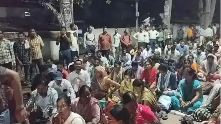 Guest Teacher Protest: छत्तीसगढ़ में अतिथि शिक्षकों का आंदोलन तेज… मंत्री आवास का किया घेराव