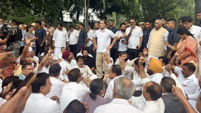 Delhi Protest: छात्रों के मुद्दे पर कांग्रेस का प्रदर्शन… PM आवास पहुंचे राहुल और प्रियंका गाँधी