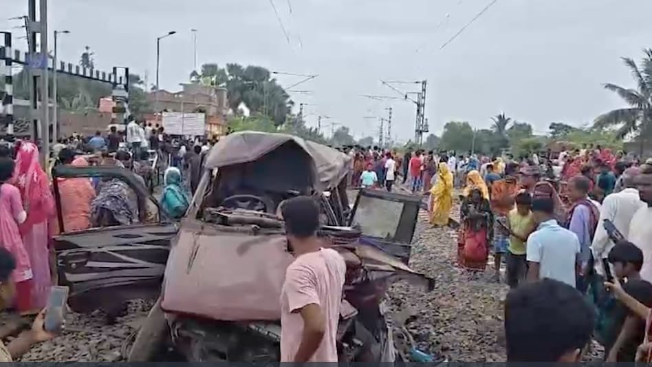 Breaking News: मुर्शिदाबाद में बड़ा रेल हादसा… स्कूल वाहन को ट्रेन ने मारी टक्कर