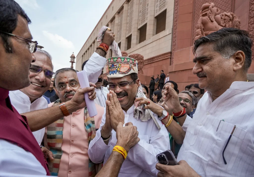 संसद पहुंचे धर्मेंद्र प्रधान… NDA नेताओं ने नारे लगाकर किया स्वागत