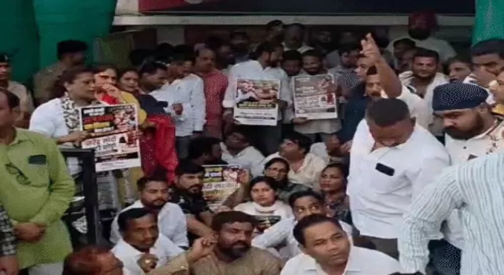 Congress Protest: खम्हारडीह थाने के बाहर कांग्रेस का धरना… काउंटर FIR की मांग पर अड़े दीपक बैज