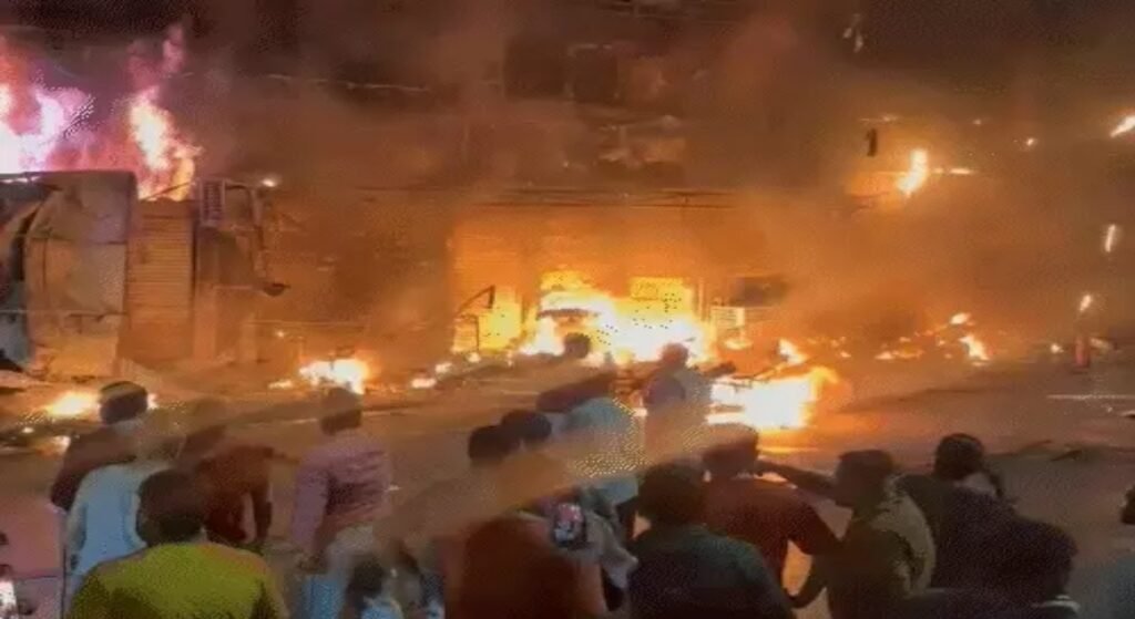 Raipur Fire News: रायपुर के तेलीबांधा में भीषण आग… ऑक्टोपस बार समेत 4 दुकानें जलकर खाक