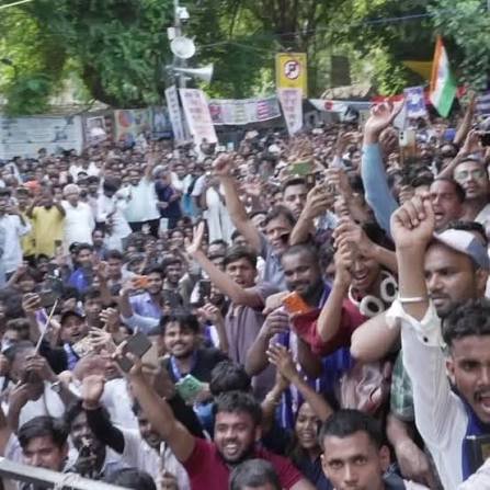 Delhi News: धर्मेंद्र प्रधान के इस्तीफे के बाद जंतर-मंतर पर जश्न