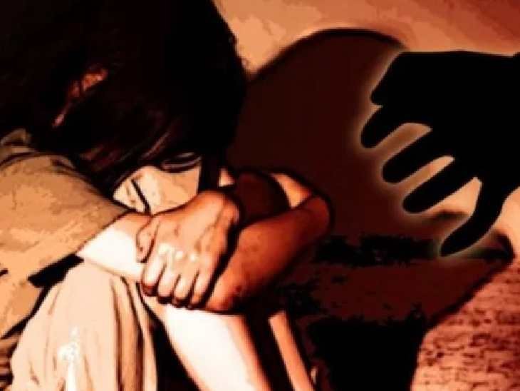 Crime News: सरगुजा में 14 वर्षीय आदिवासी छात्रा से दुष्कर्म का आरोप… उपसरपंच के पति गिरफ्तार