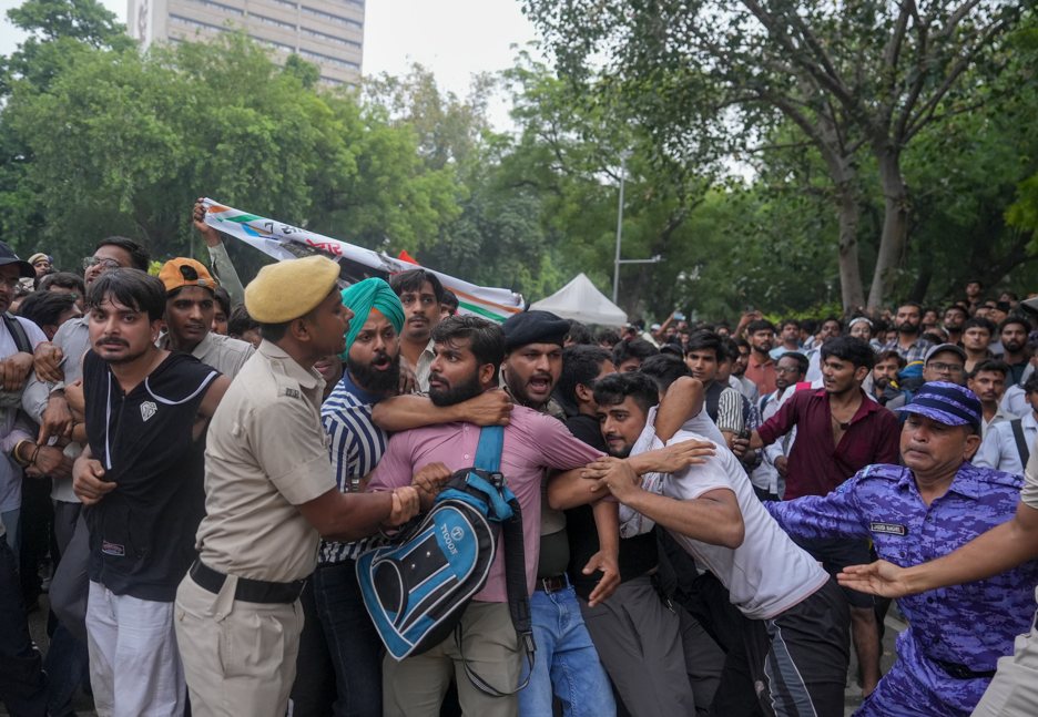 NEET-UG 2026 Paper Leak Controversy: CJP का ‘संसद चलो’ मार्च… दिल्ली में प्रदर्शनकारियों और पुलिस में टकराव