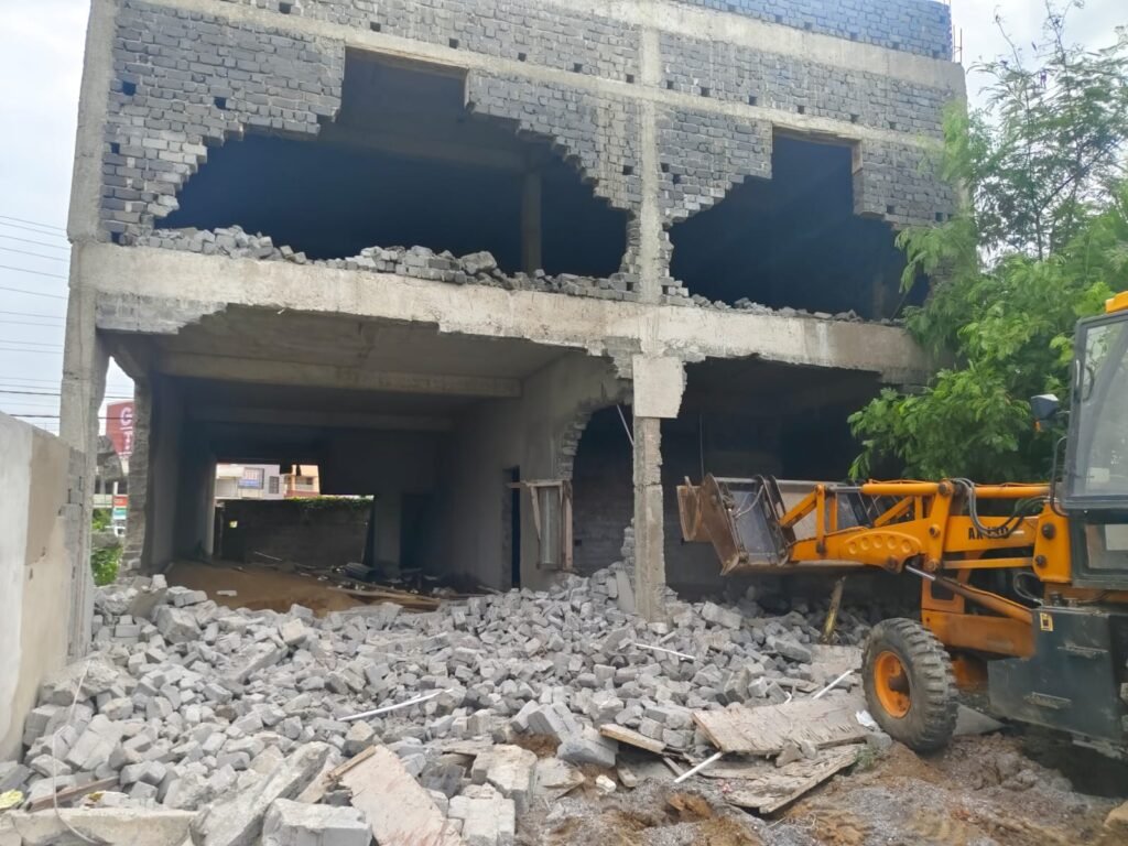 Bulldozer Action: कुशालपुर में निगम की बड़ी कार्रवाई…1500 वर्गफुट अवैध निर्माण हटाया गया