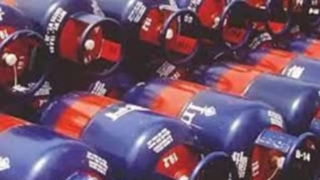 Commercial LPG Price: अगस्त की शुरुआत में राहत…19 किलो कमर्शियल LPG सिलेंडर 200 रुपये तक सस्ता