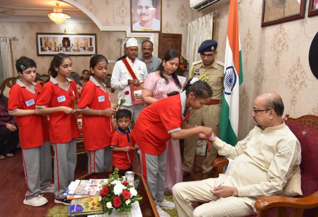 रक्षाबंधन पर लोक भवन पहुंचकर बच्चों ने राज्यपाल रमेन डेका को बांधी राखी… अपने हाथों से तैयार किया रक्षा सूत्र