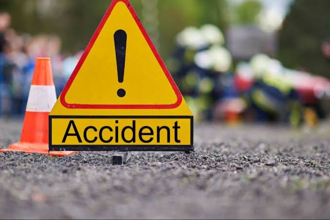 UP Road Accident: बस और स्कूल वैन की जोरदार टक्कर… कई बच्चे घायल