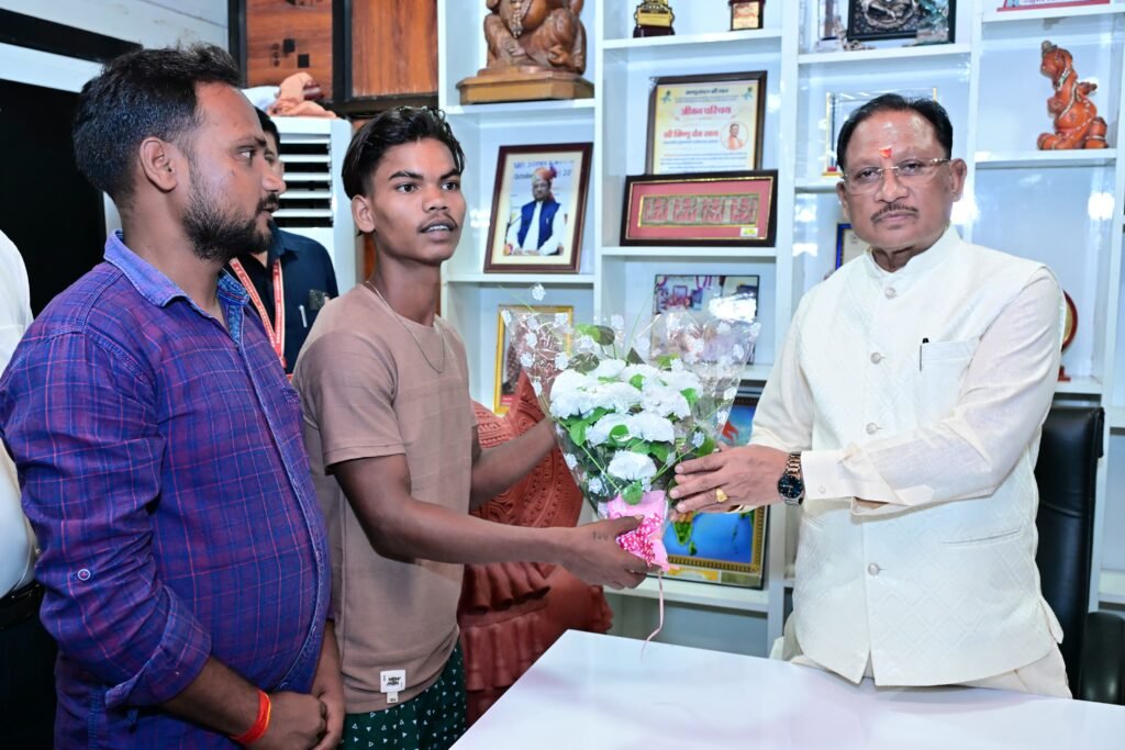 CG News: आर्थिक तंगी से जूझ रहे अविनाश का डीकेएस में सफल इलाज… मिली नई जिंदगी