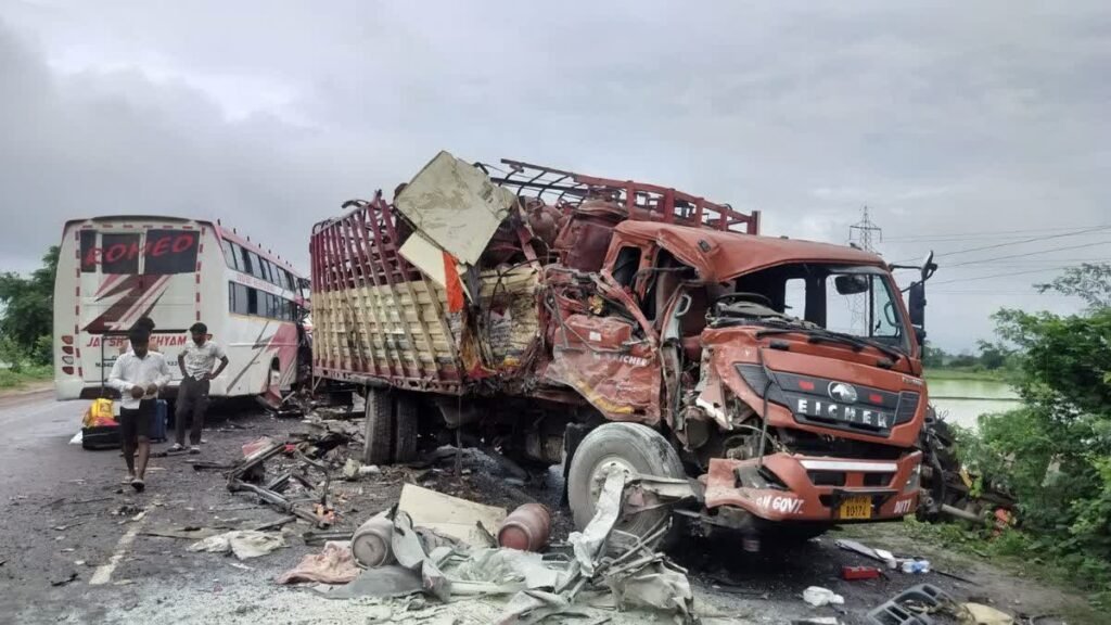 Road Accident News: नेपाल से पुणे जा रही बस ट्रक से टकराई… महिला की मौत
