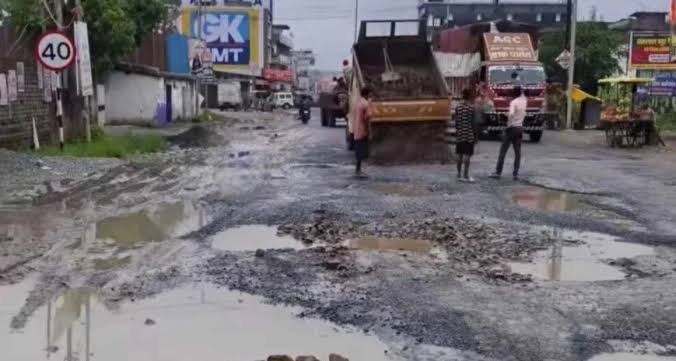 CG News: सरगुजा में गड्ढे में फंसी BJP नेता की कार… अधिकारियों की लगाई क्लास