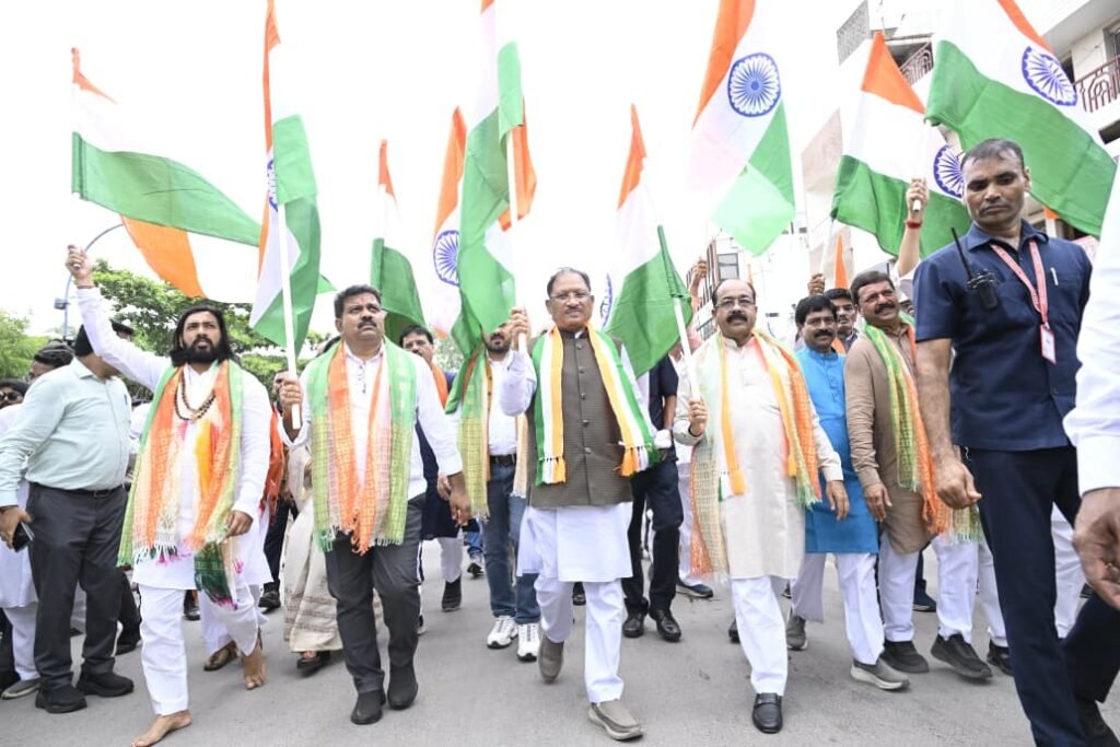 Raipur Tiranga Yatra: रायपुर में निकली भव्य तिरंगा यात्रा…CM विष्णुदेव साय ने लहराया तिरंगा