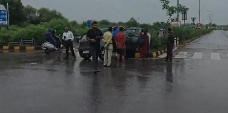 Naya Raipur Car Accident: नया रायपुर में तेज रफ्तार दो कारों की भिड़ंत… दोनों वाहन क्षतिग्रस्त