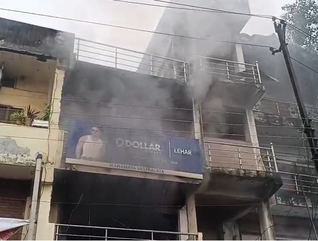 Kasdol Fire News: कसडोल में कपड़े की दुकान में भीषण आग… लाखों का सामान जलकर राख