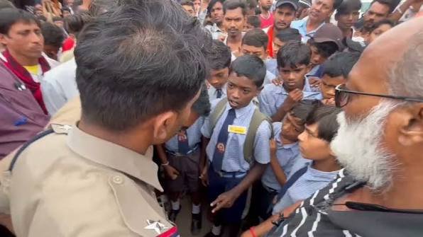 Gen Alpha Protest: शिक्षा मंत्री के क्षेत्र में Gen Alpha का प्रदर्शन… शिक्षक और शौचालय की मांग को लेकर छात्रों चक्काजाम