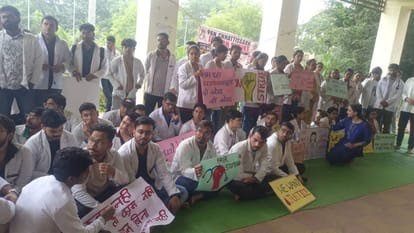 Intern Doctors Protest: स्टाइपेंड बढ़ाने की मांग पर इंटर्न डॉक्टरों की हड़ताल… बच्चों ने भी दिया समर्थन