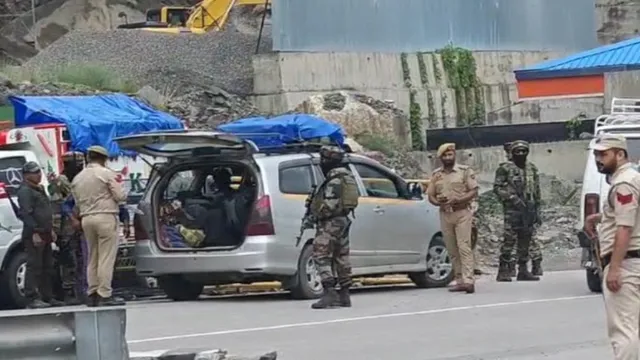Jammu Kashmir News: जम्मू पुलिस का बड़ा एक्शन… कश्मीर जा रहे 21 संदिग्ध बांग्लादेशी हिरासत में
