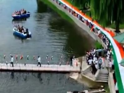 Jammu Tiranga March: जम्मू की मनसबाल लेक में तिरंगा मार्च… नाव पर सवार लोगों ने लहराया तिरंगा
