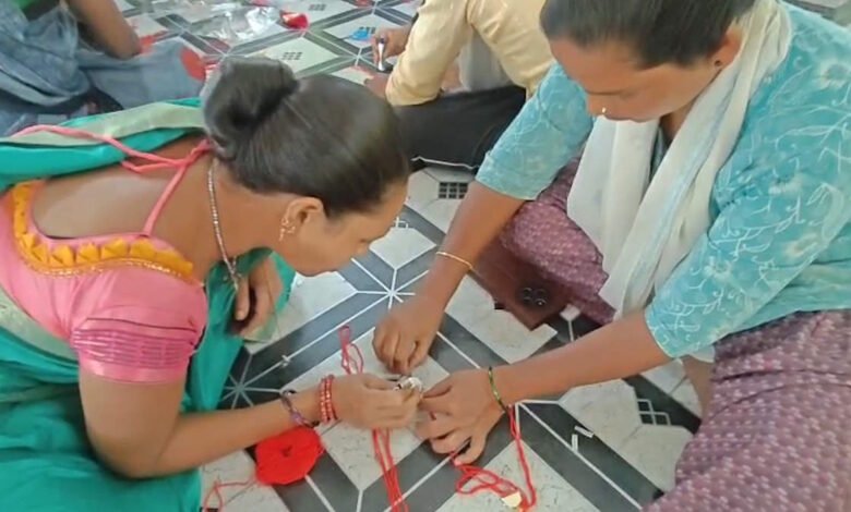 CG News: कभी बंदूक थामने वाले अब बना रहे राखियां… 700 से ज्यादा राखियां तैयार