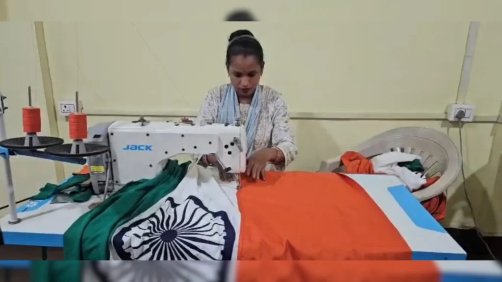 Gwalior News: लाल किले पर लहराता है ग्वालियर में बना तिरंगा… चरखे से अशोक चक्र तक का सफर