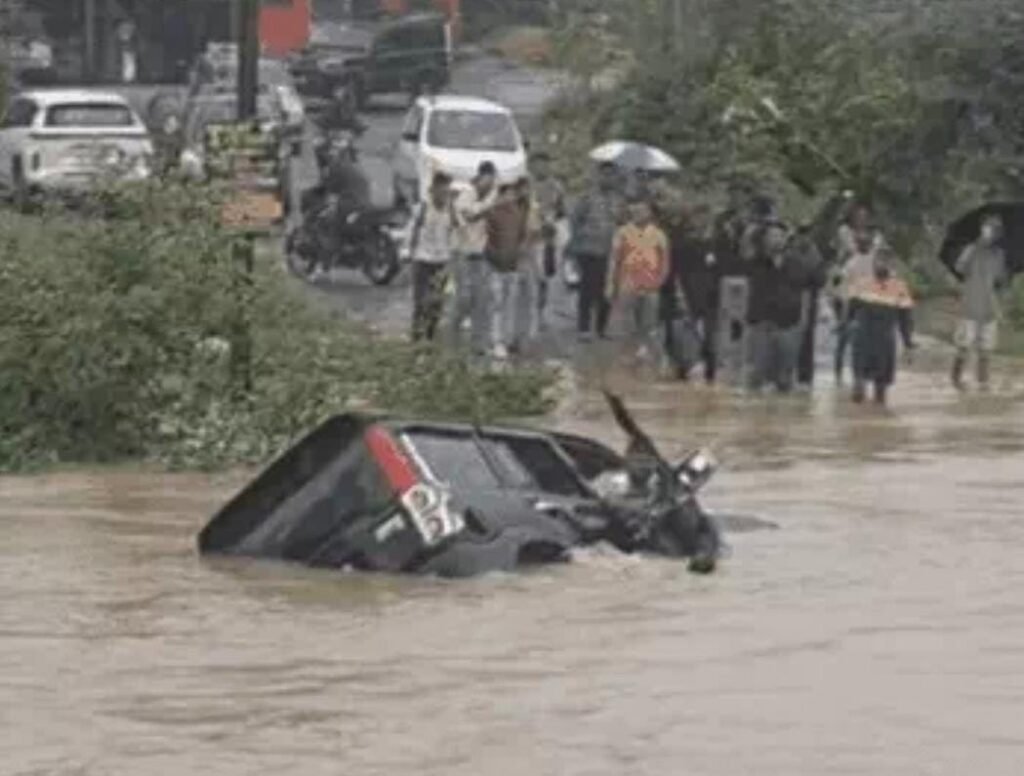 Korba News: कोरबा में बड़ा हादसा टला… तेज बहाव में बहने लगी स्कॉर्पियो