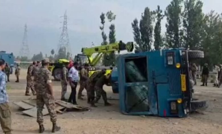 Kulgam Road Accident: कुलगाम में CRPF के बंकर वाहन को ट्रक ने मारी टक्कर… 5 जवान घायल