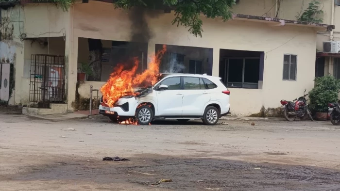 CG Breaking: दुर्ग नगर निगम परिसर में महापौर की इनोवा में लगी आग… मची अफरा-तफरी