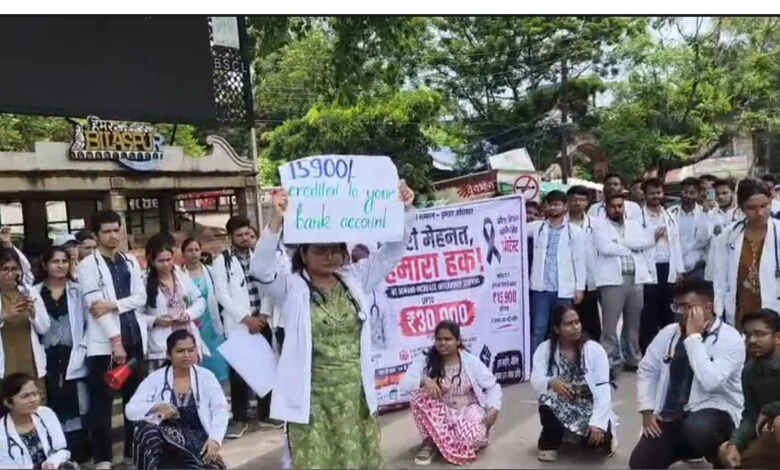 Intern Doctor Protest: सिम्स के इंटर्न डॉक्टर 6 दिन से हड़ताल पर… नुक्कड़ नाटक से जताया विरोध