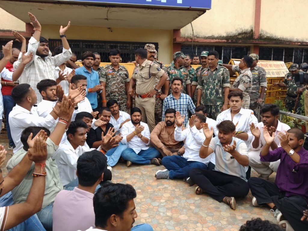 NSUI Protest: पेपर वायरल मामले पर NSUI का हंगामा… कृषि विश्वविद्यालय का घेराव