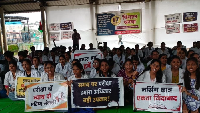 MP News: भोपाल में हजारों नर्सिंग छात्रों का प्रदर्शन… परीक्षा-डिग्री और स्कॉलरशिप की मांग
