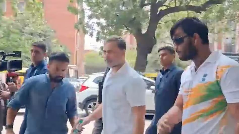 Pellet Gun Case: पीड़ित को साथ लेकर DCP ऑफिस पहुंचे राहुल गांधी… पैलेट गन मामले में मांगा अपडेट