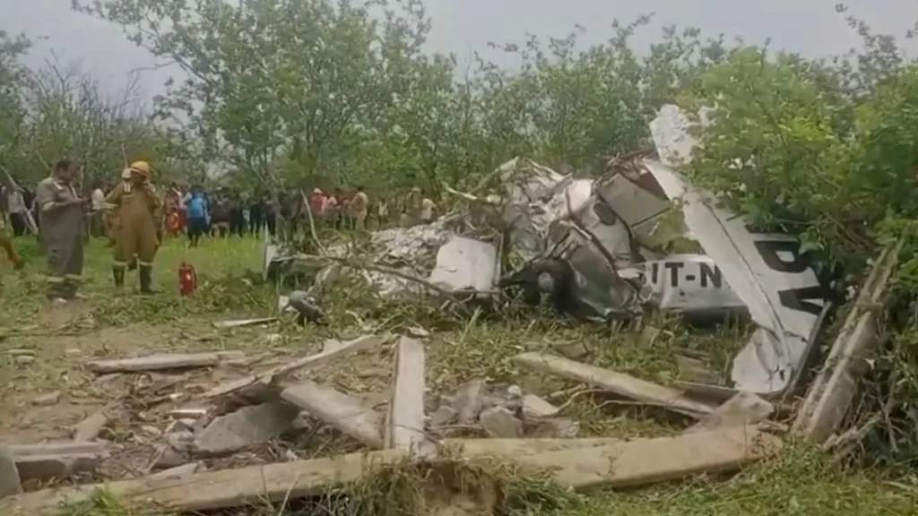 Trainee Plane Crash: कानपुर में बड़ा हादसा… खेत में गिरा ट्रेनिंग विमान