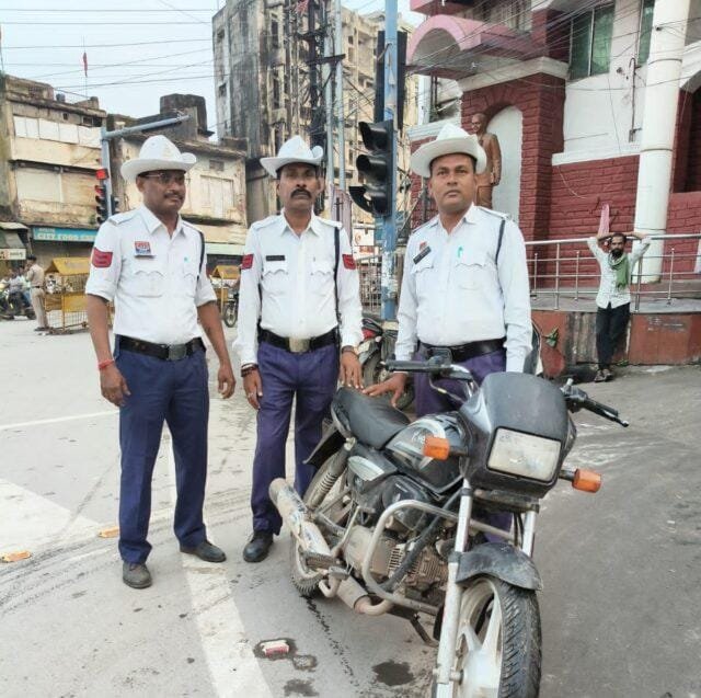 Raipur News: रायपुर में चेकिंग के दौरान मिली चोरी की बाइक… पुलिस को देखकर चालक फरार