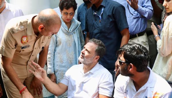 Rahul Gandhi Dahrna: पैलेट गन मामले में पुलिस स्टेशन के बाहर धरने पर बैठे राहुल गांधी…