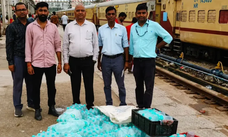 ट्रेनों में यात्रियों की सेहत से खिलवाड़ पर सख्ती… 8 हजार से ज्यादा पानी की बोतलें जब्त