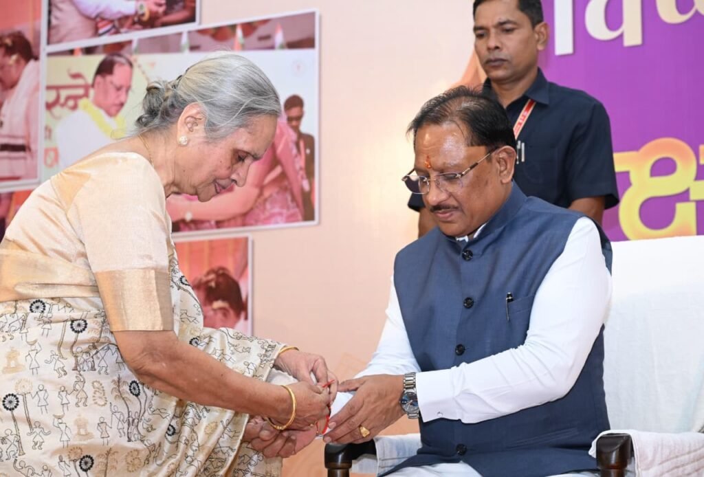 मुख्यमंत्री निवास में धूमधाम से मनाया गया रक्षाबंधन… CM साय की कलाई पर बहनों ने बांधी राखी