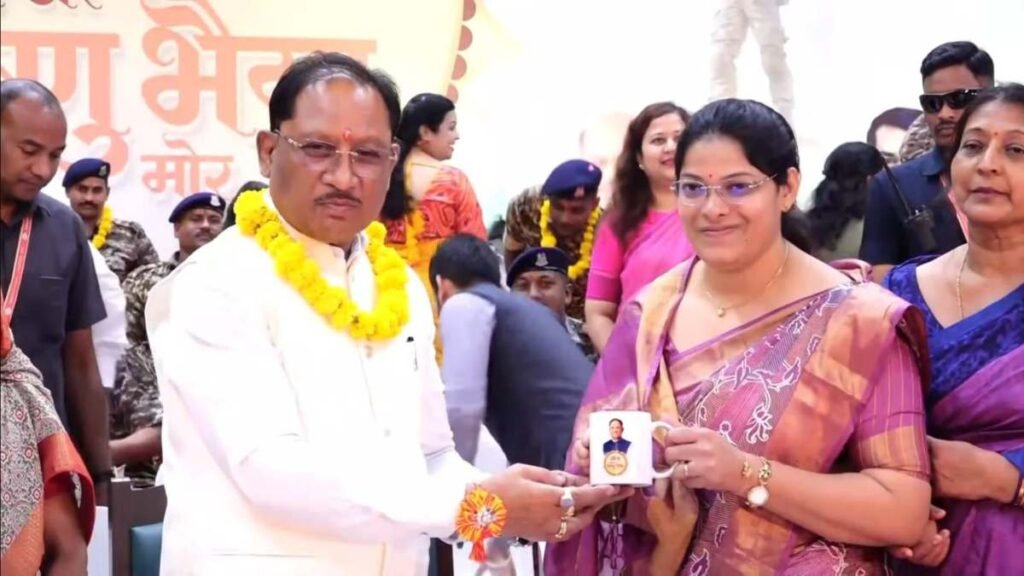 Chhattisgarh News: रायपुर में ‘स्नेह की डोर विष्णु भैया मोर’ कार्यक्रम में जवानों को बांधी राखी