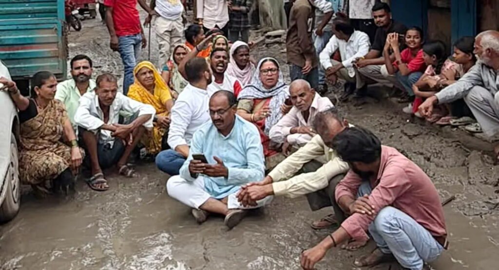 MP News: सड़क नहीं बनी तो कीचड़ में बैठे पार्षद और रहवासी… नगर निगम के खिलाफ अनोखा प्रदर्शन
