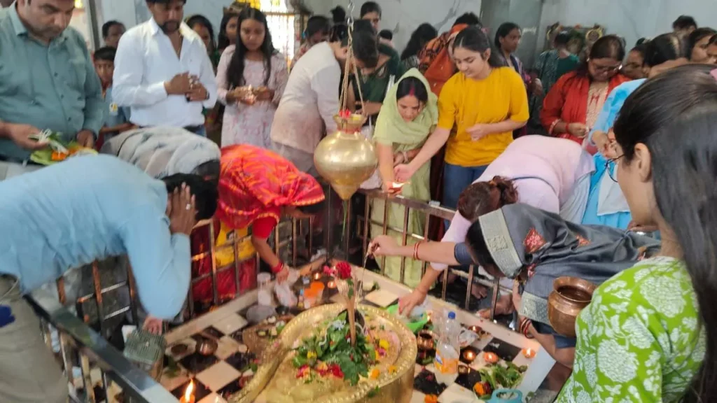 Sawan Somwar: सावन के दूसरे सोमवार पर शिवालयों में श्रद्धालुओं की उमड़ी भीड़…