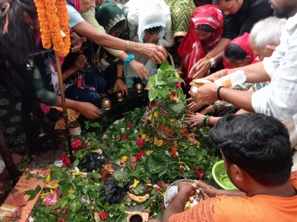 Sawan Somwar: सावन की आखिरी सोमवारी पर शिवालयों में श्रद्धालुओं की उमड़ी भीड़