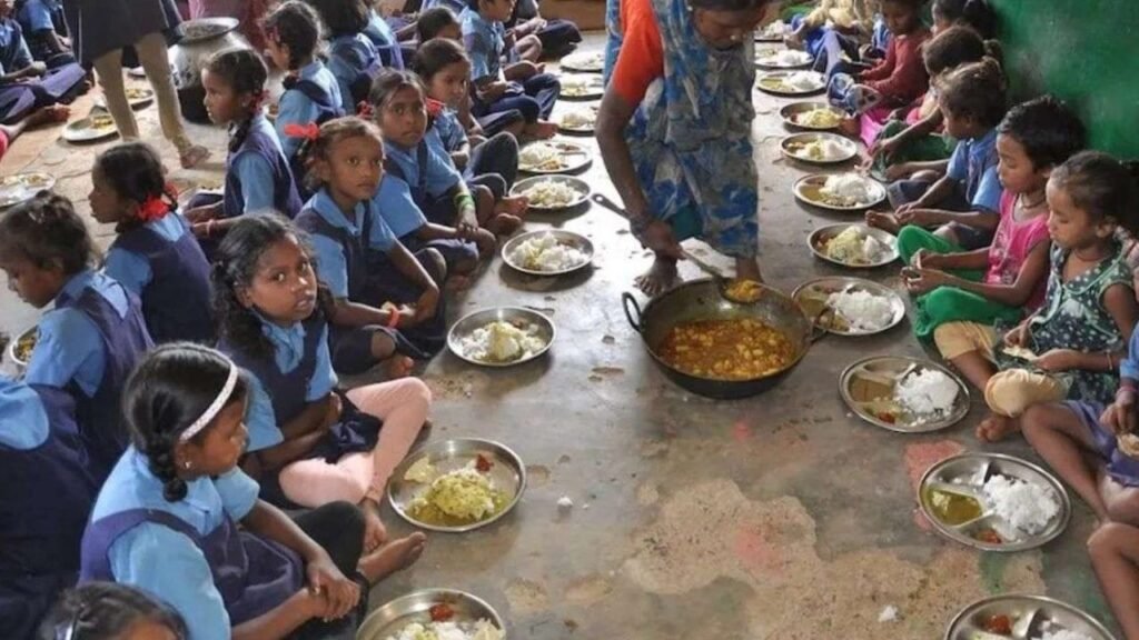 School Mid Day Meal: नमक समझकर खाने में मिला दिया डिटर्जेंट… 34 बच्चे बीमार
