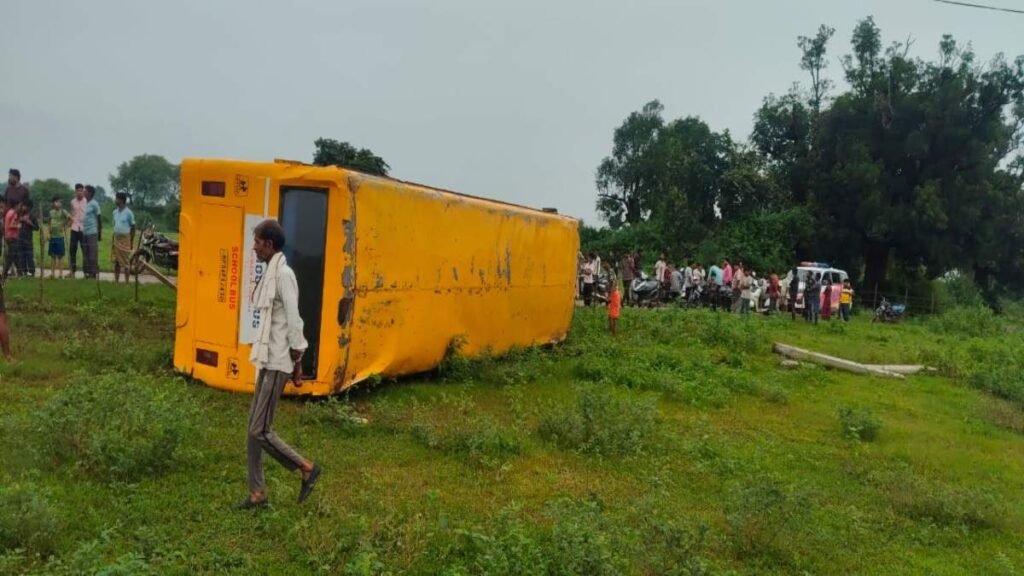 School Bus Accident: सोहागपुर में बच्चों से भरी स्कूल बस पलटी