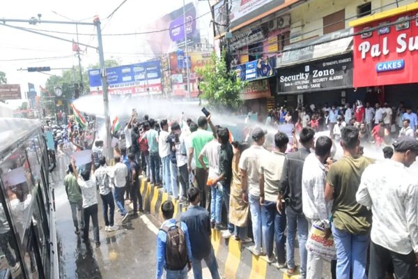 Patna Student Protest: पटना में छात्रों का जोरदार प्रदर्शन… जमकर हुई नारेबाजी