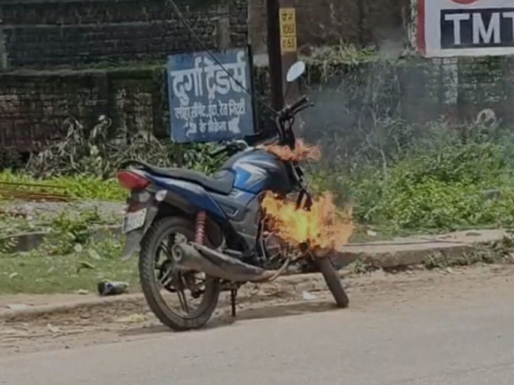 Bike Fire News: रायपुर में चलती बाइक में लगी भीषण आग