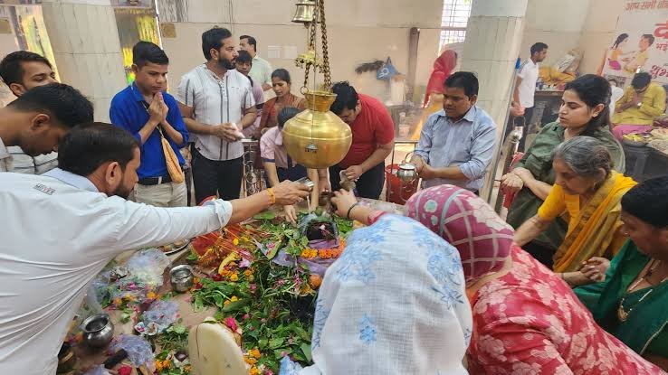 Sawan Somwar: सावन के पहले सोमवार पर शिवालयों में उमड़ी भक्तों की भीड़